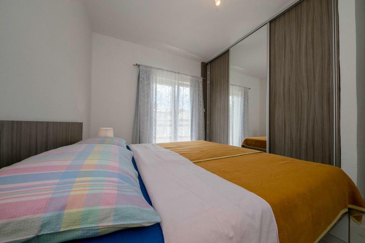 Apartman Jasmina Banjol Екстер'єр фото